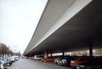 Stadtautobahn in Fußgängerperspektive